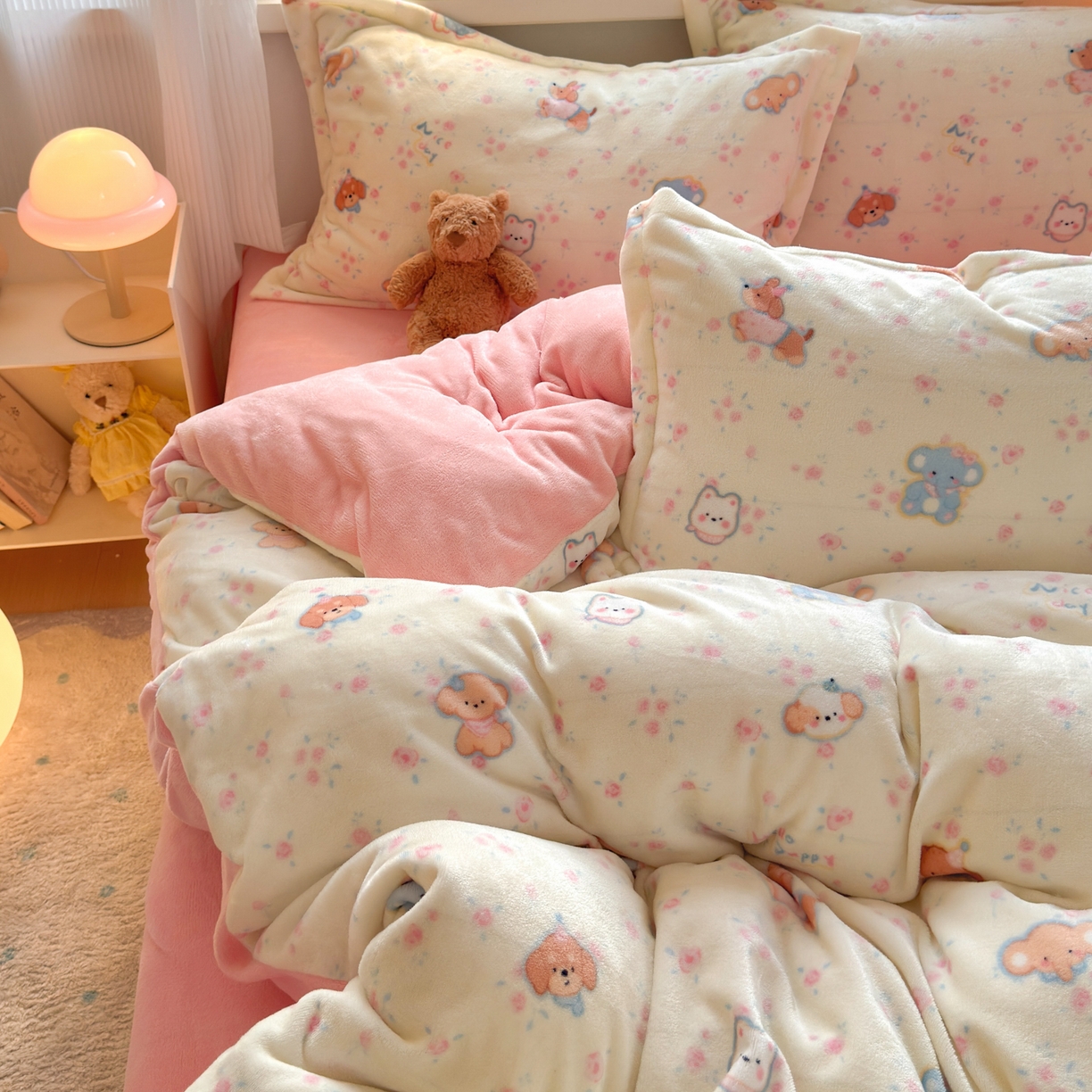 91家纺网 家纺一手货源 找家纺 铭宣 2025新款高克重牛奶绒印花保暖四件套床单床笠单被套款 甜樱萌宠