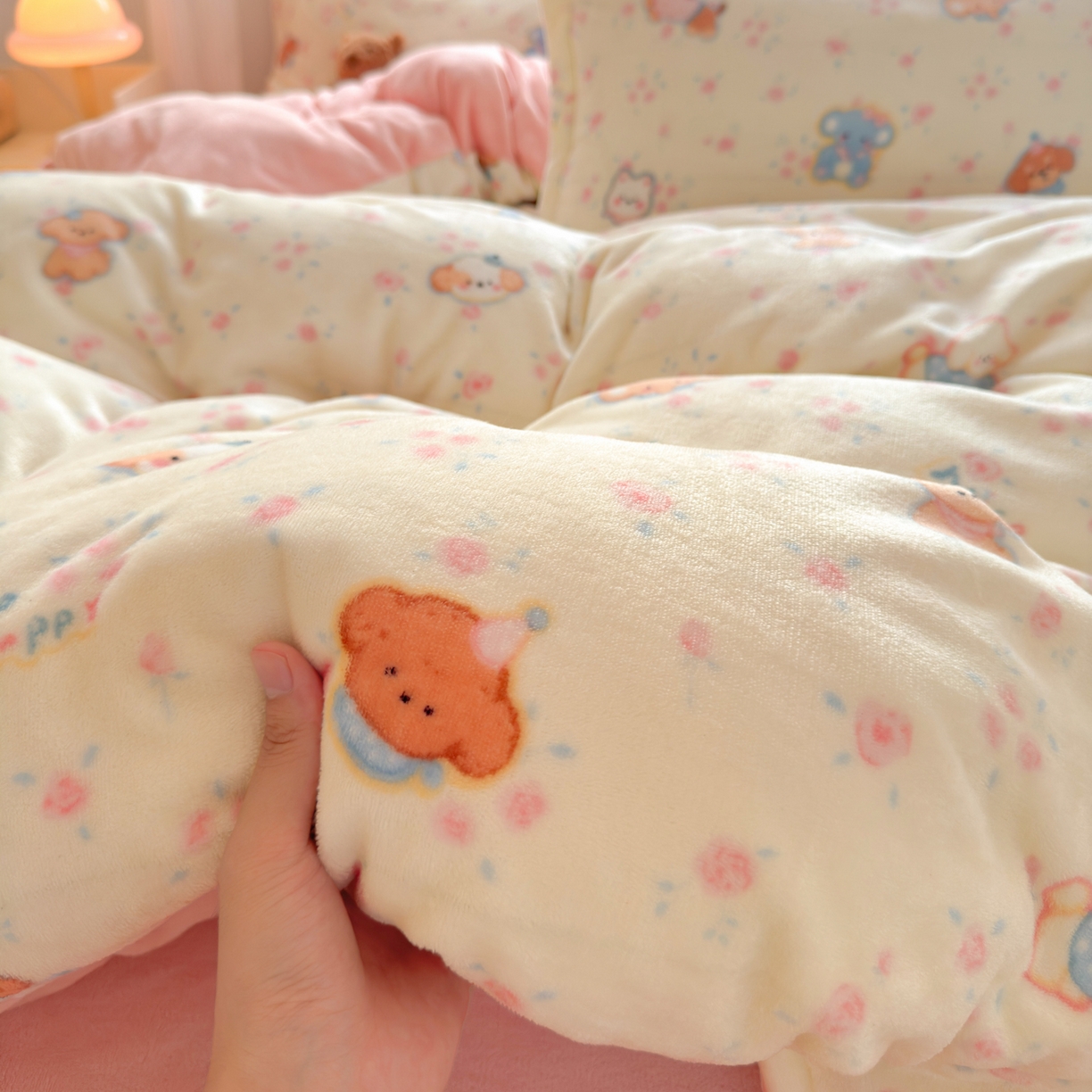 91家纺网 家纺一手货源 找家纺 铭宣 2025新款高克重牛奶绒印花保暖四件套床单床笠单被套款 甜樱萌宠