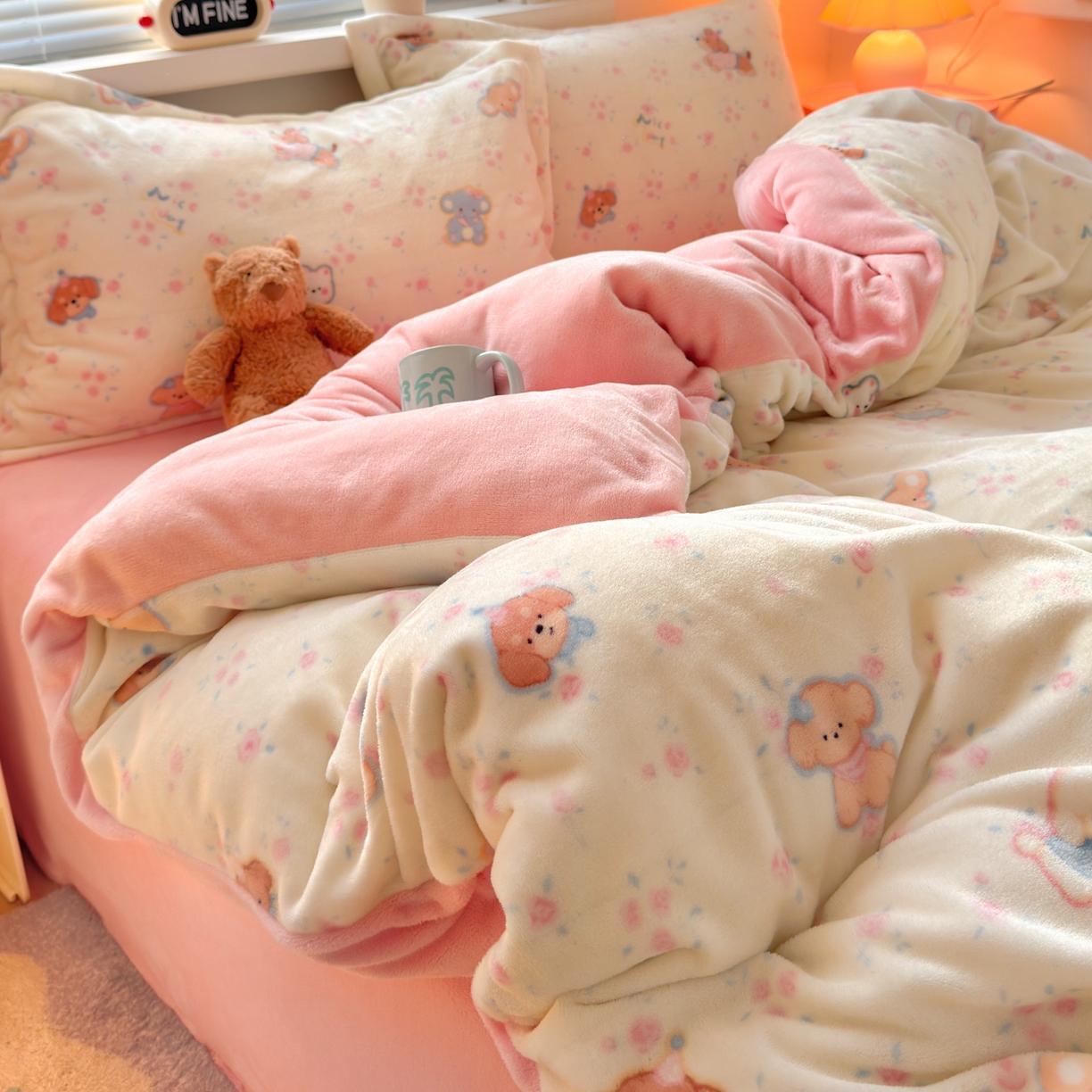 91家纺网 家纺一手货源 找家纺 铭宣 2025新款高克重牛奶绒印花保暖四件套床单床笠单被套款 甜樱萌宠