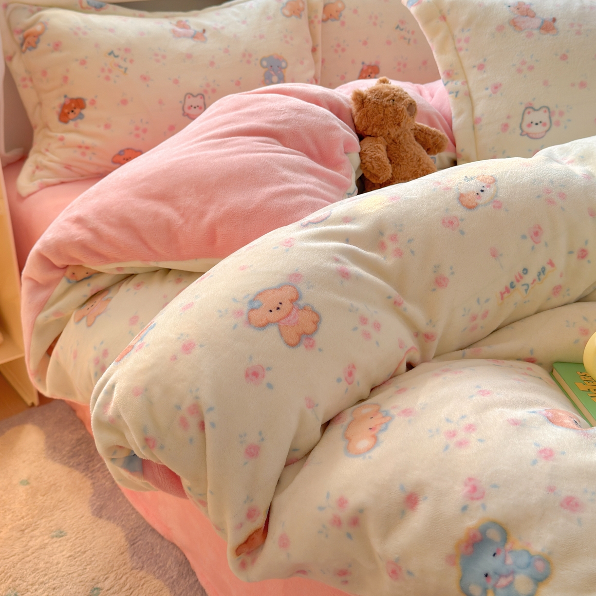 91家纺网 家纺一手货源 找家纺 铭宣 2025新款高克重牛奶绒印花保暖四件套床单床笠单被套款 甜樱萌宠