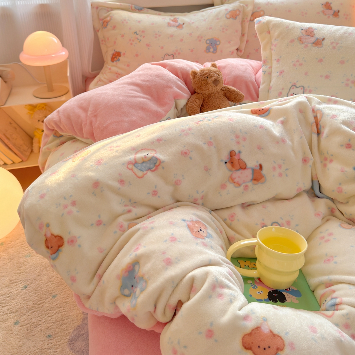 91家纺网 家纺一手货源 找家纺 铭宣 2025新款高克重牛奶绒印花保暖四件套床单床笠单被套款 甜樱萌宠