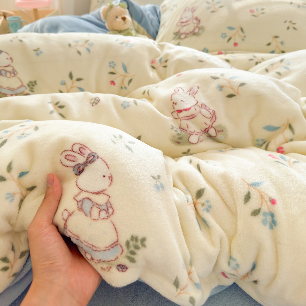 91家纺网 家纺一手货源 找家纺 铭宣 2025新款高克重牛奶绒印花保暖四件套床单床笠单被套款 童话小兔