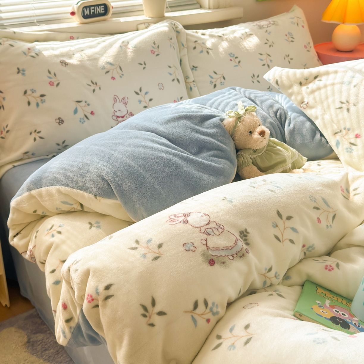 91家纺网 家纺一手货源 找家纺 铭宣 2025新款高克重牛奶绒印花保暖四件套床单床笠单被套款 童话小兔