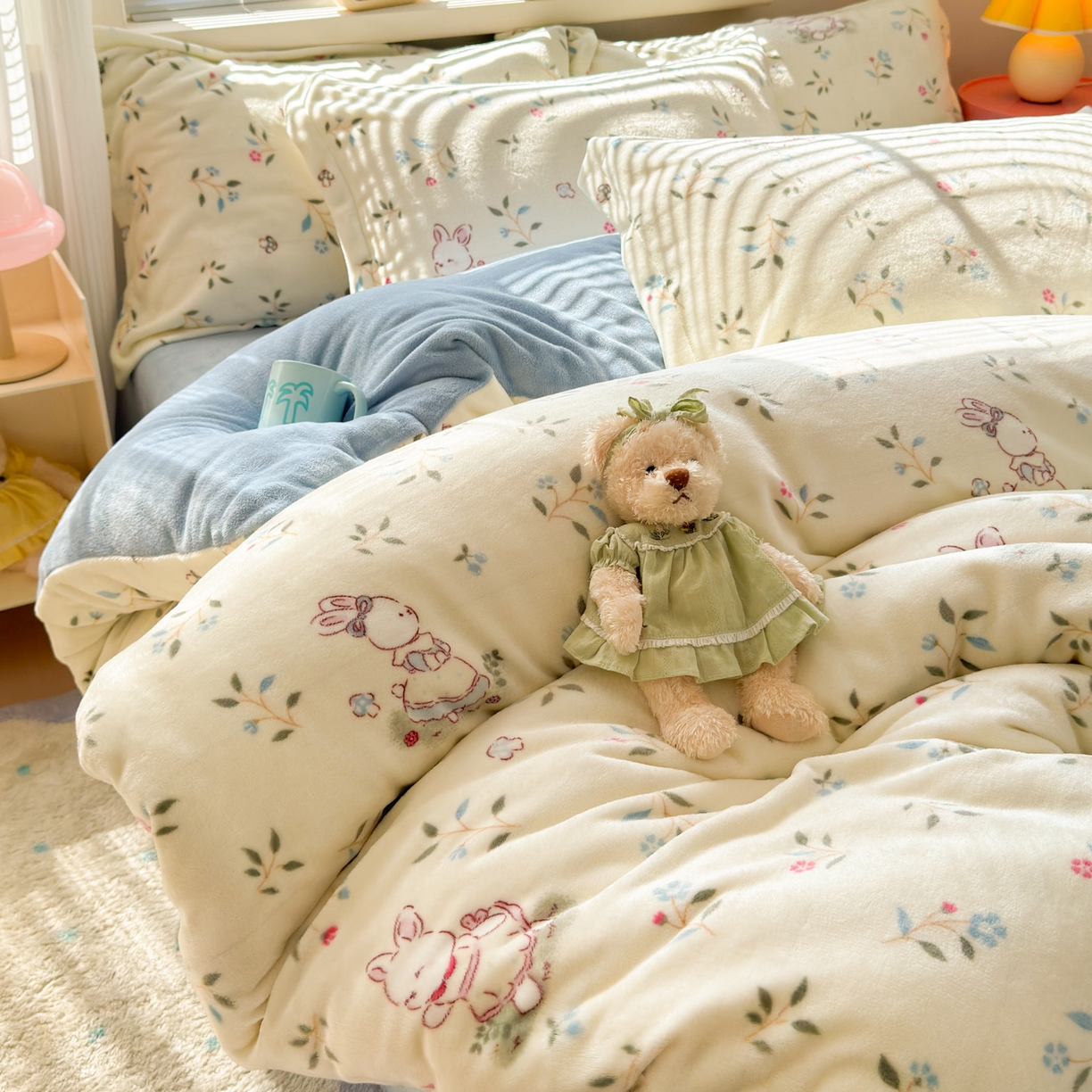 91家纺网 家纺一手货源 找家纺 铭宣 2025新款高克重牛奶绒印花保暖四件套床单床笠单被套款 童话小兔