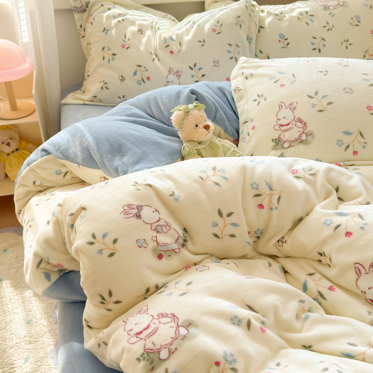 91家纺网 家纺一手货源 找家纺 铭宣 2025新款高克重牛奶绒印花保暖四件套床单床笠单被套款 童话小兔