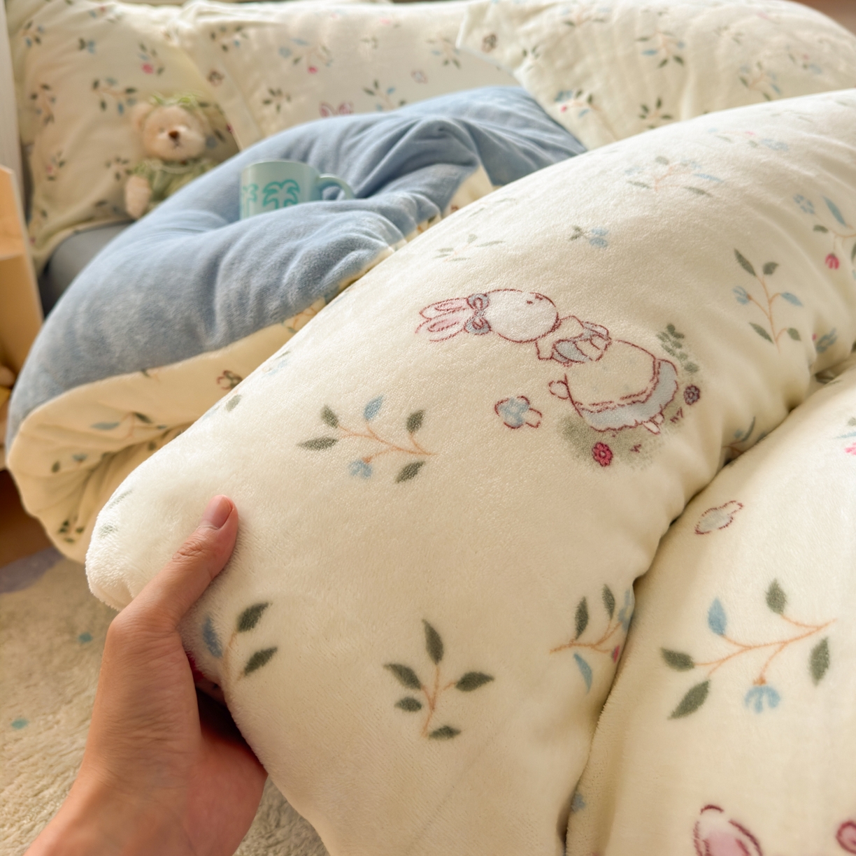 91家纺网 家纺一手货源 找家纺 铭宣 2025新款高克重牛奶绒印花保暖四件套床单床笠单被套款 童话小兔