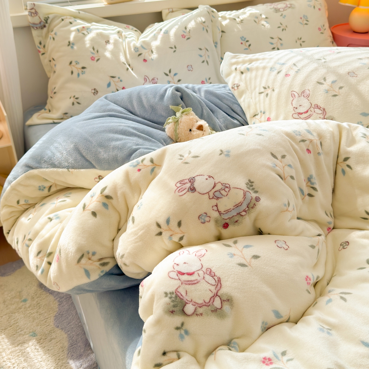 91家纺网 家纺一手货源 找家纺 铭宣 2025新款高克重牛奶绒印花保暖四件套床单床笠单被套款 童话小兔