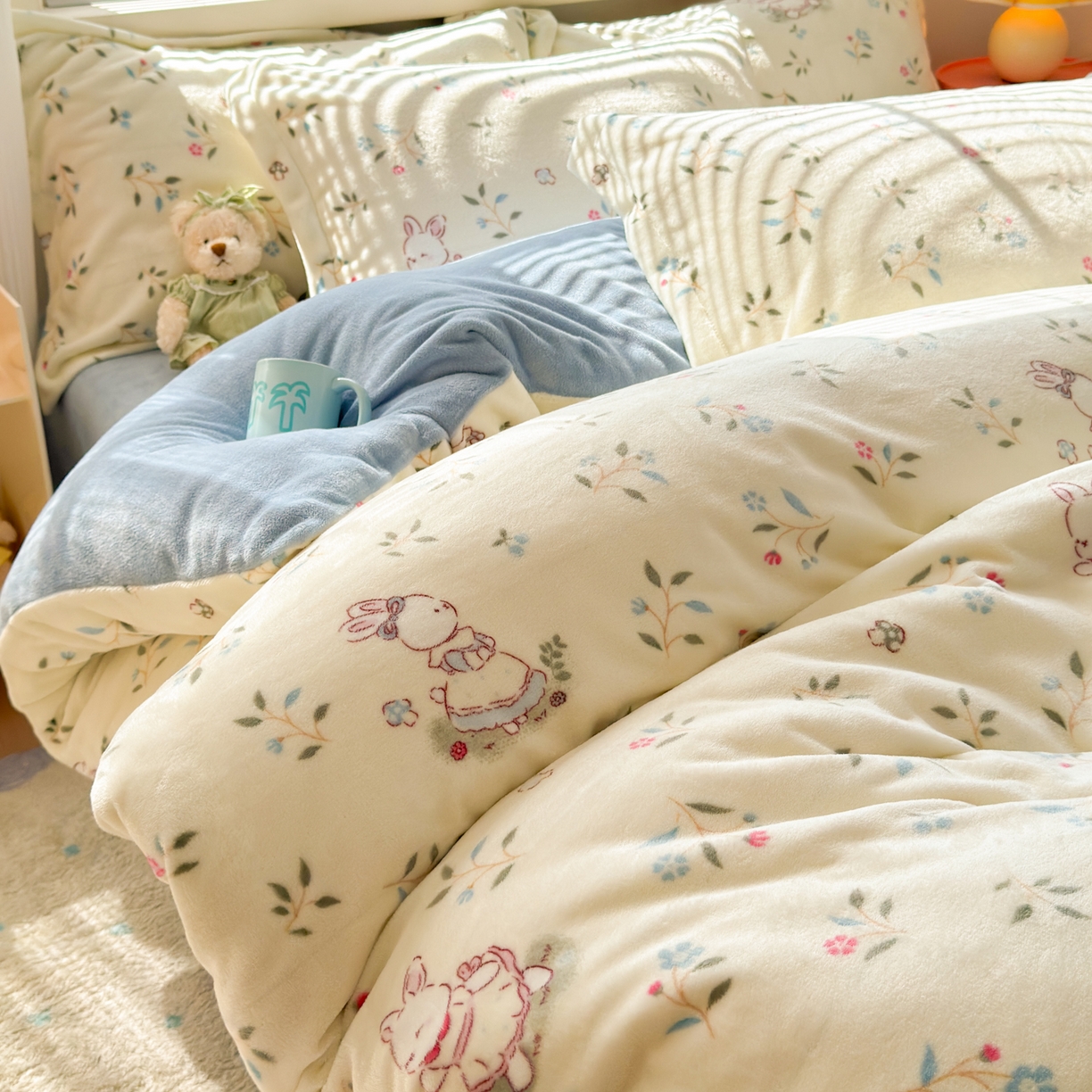 91家纺网 家纺一手货源 找家纺 铭宣 2025新款高克重牛奶绒印花保暖四件套床单床笠单被套款 童话小兔