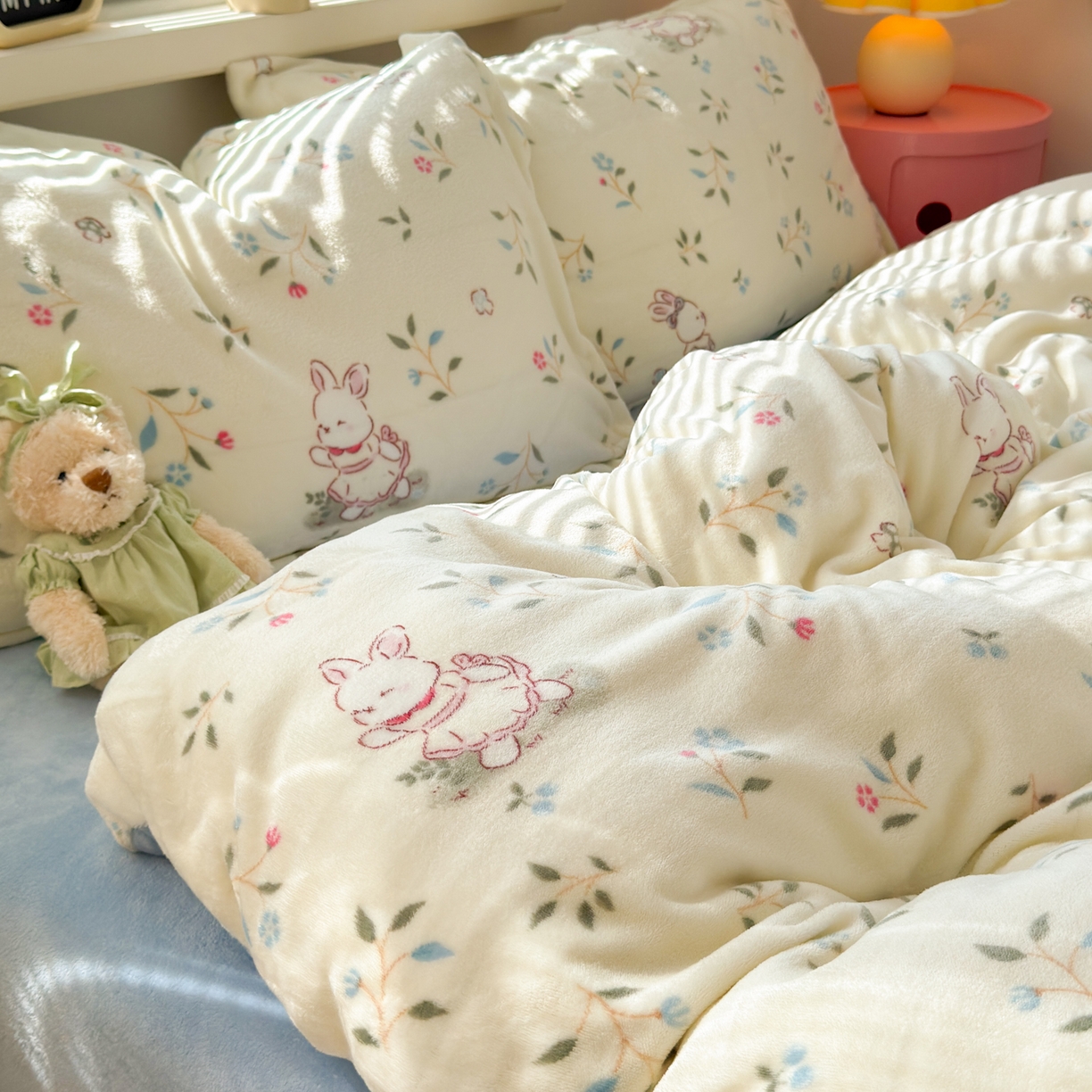 91家纺网 家纺一手货源 找家纺 铭宣 2025新款高克重牛奶绒印花保暖四件套床单床笠单被套款 童话小兔