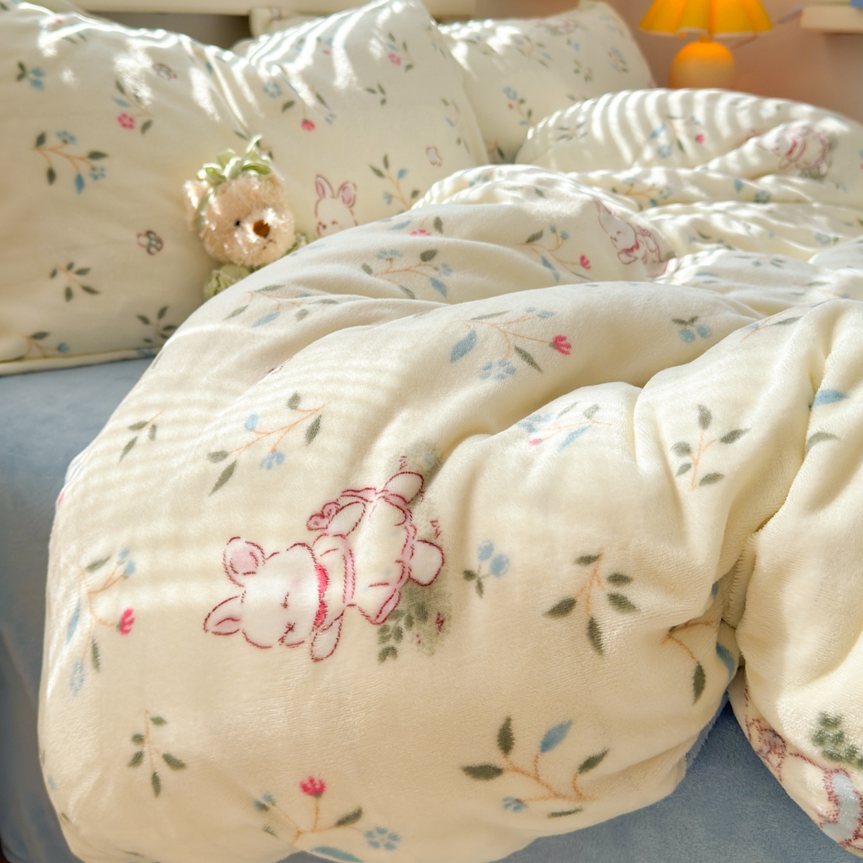 91家纺网 家纺一手货源 找家纺 铭宣 2025新款高克重牛奶绒印花保暖四件套床单床笠单被套款 童话小兔