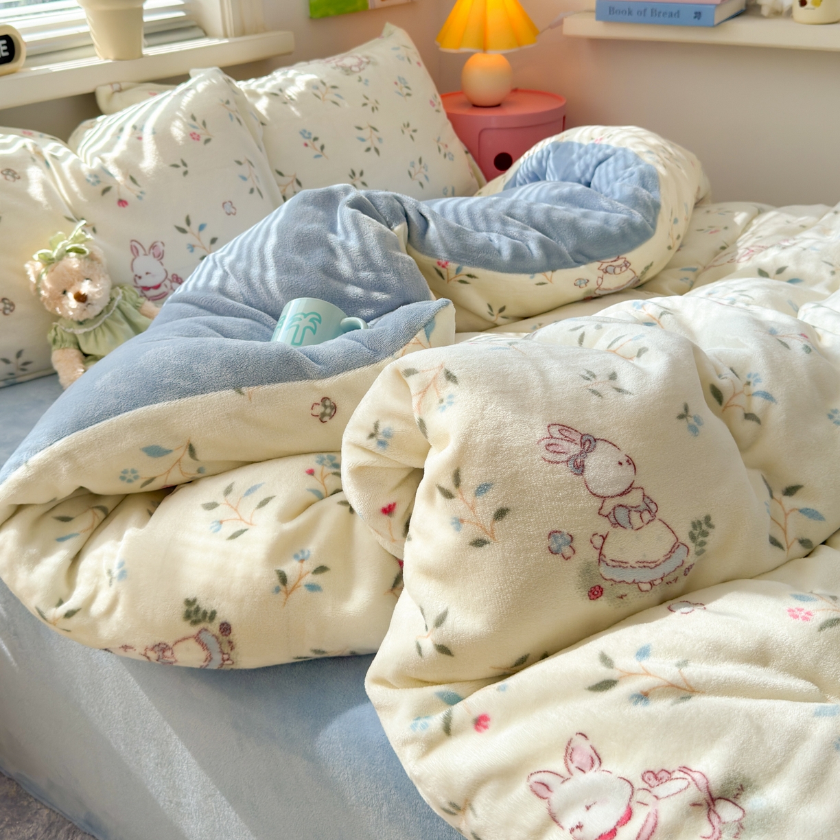 91家纺网 家纺一手货源 找家纺 铭宣 2025新款高克重牛奶绒印花保暖四件套床单床笠单被套款 童话小兔