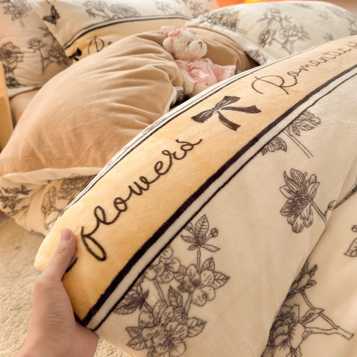 91家纺网 家纺一手货源 找家纺 铭宣 2025新款高克重牛奶绒印花保暖四件套床单床笠单被套款 一帘幽梦