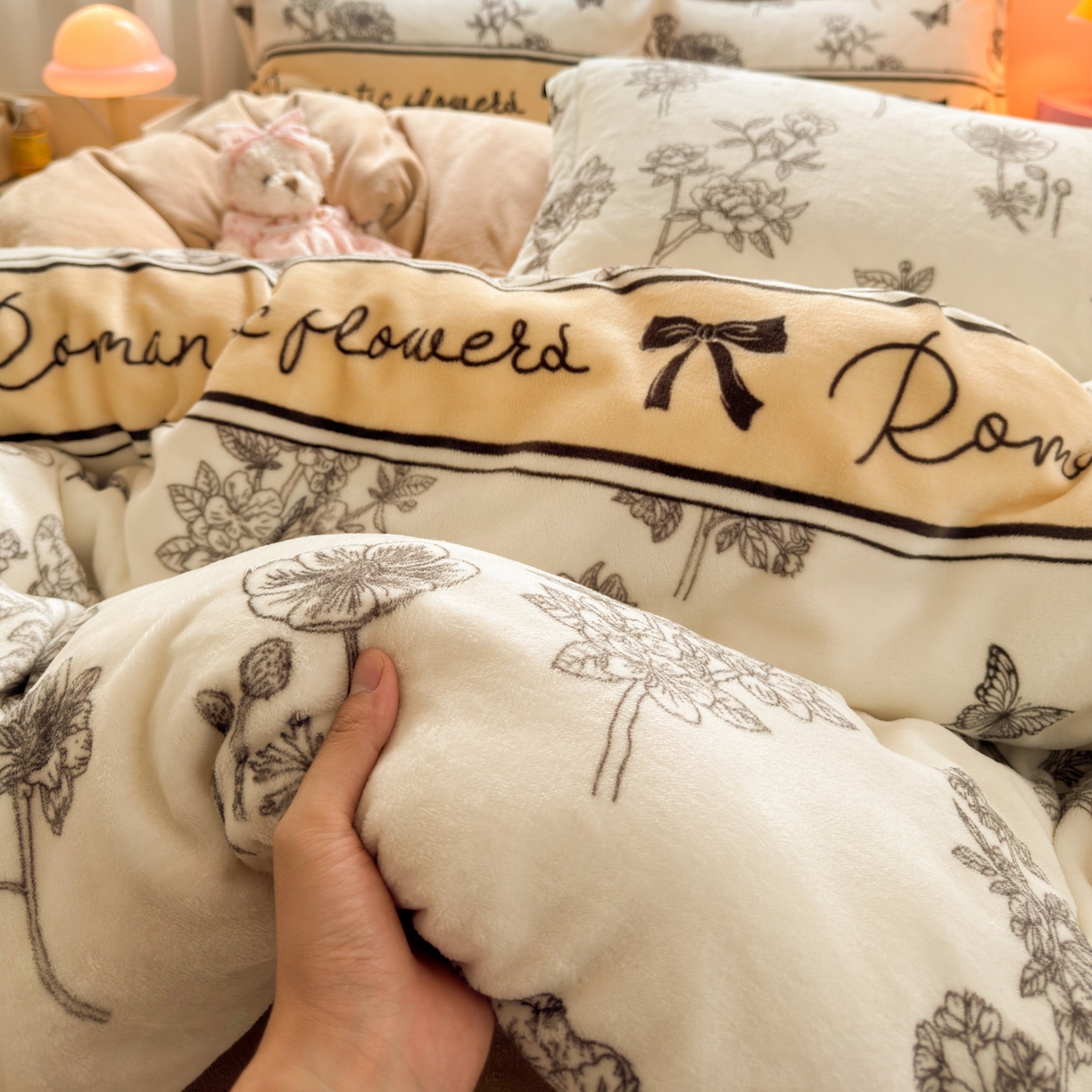 91家纺网 家纺一手货源 找家纺 铭宣 2025新款高克重牛奶绒印花保暖四件套床单床笠单被套款 一帘幽梦