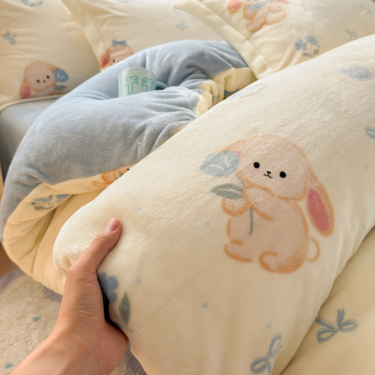 91家纺网 家纺一手货源 找家纺 铭宣 2025新款高克重牛奶绒印花保暖四件套床单床笠单被套款 郁金香小兔