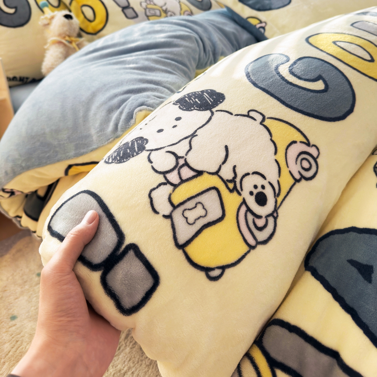 91家纺网 家纺一手货源 找家纺 铭宣 2025新款高克重牛奶绒印花保暖四件套床单床笠单被套款 字母狗