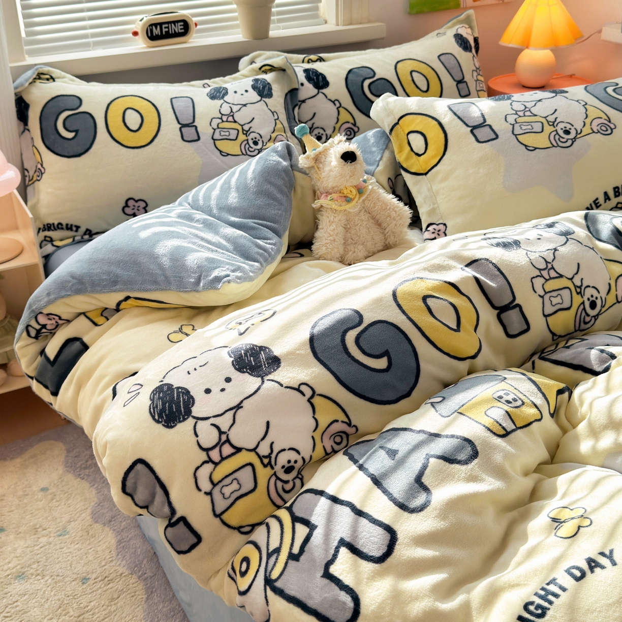 91家纺网 家纺一手货源 找家纺 铭宣 2025新款高克重牛奶绒印花保暖四件套床单床笠单被套款 字母狗