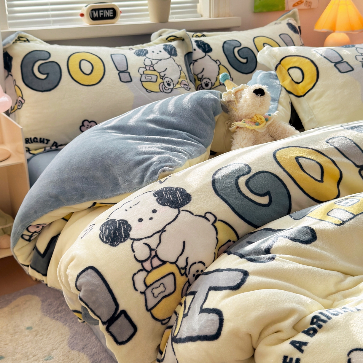 91家纺网 家纺一手货源 找家纺 铭宣 2025新款高克重牛奶绒印花保暖四件套床单床笠单被套款 字母狗