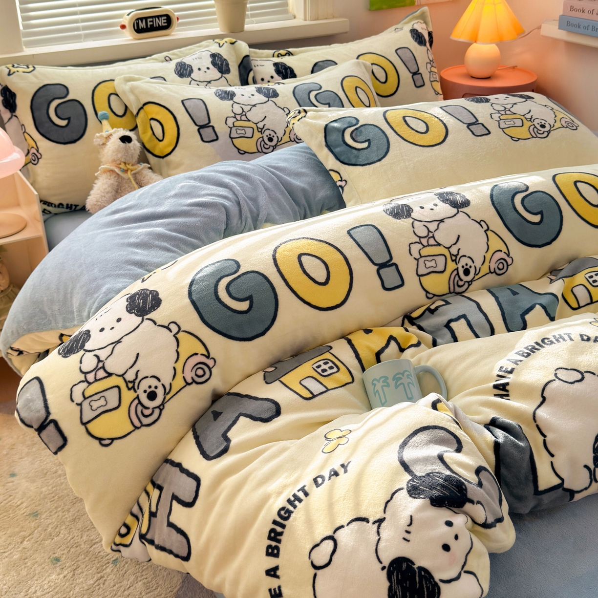 91家纺网 家纺一手货源 找家纺 铭宣 2025新款高克重牛奶绒印花保暖四件套床单床笠单被套款 字母狗