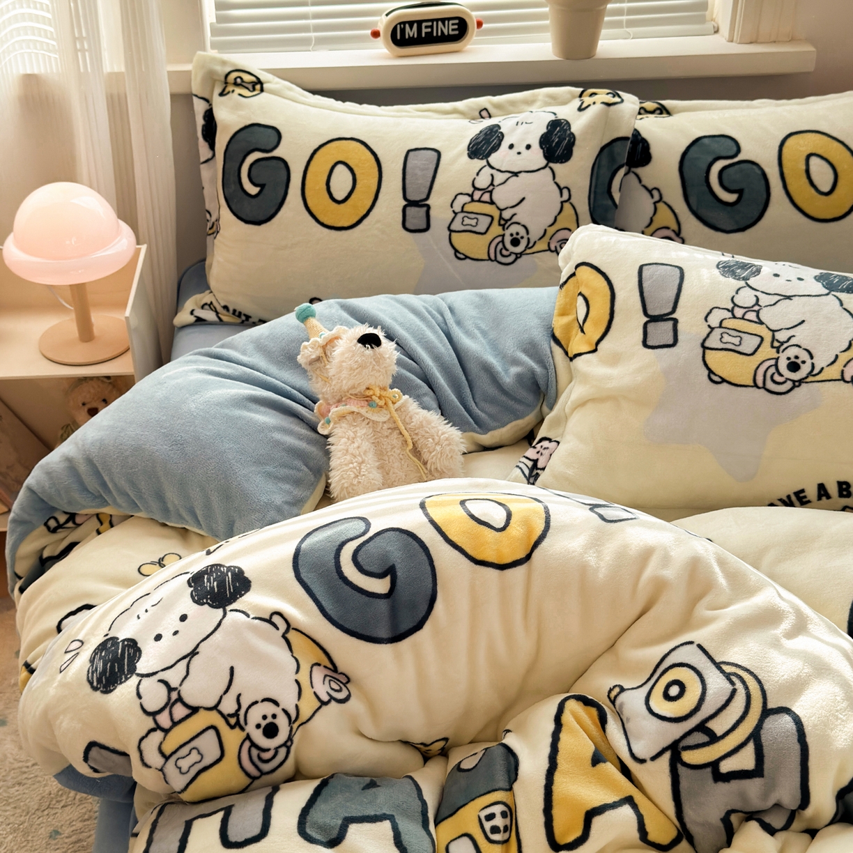 91家纺网 家纺一手货源 找家纺 铭宣 2025新款高克重牛奶绒印花保暖四件套床单床笠单被套款 字母狗