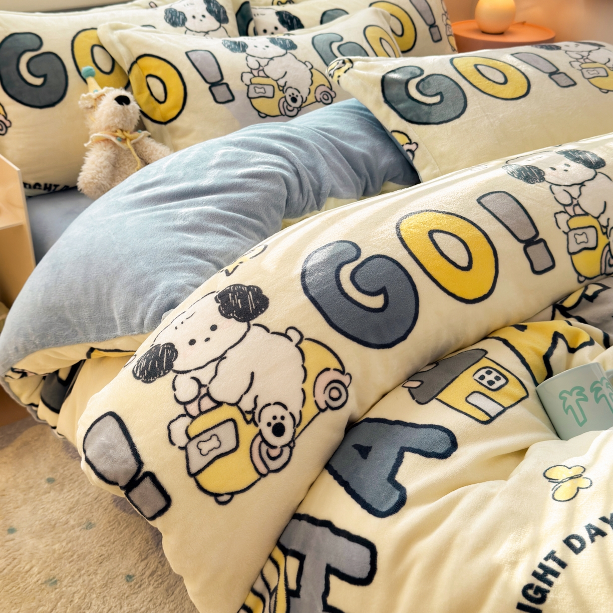 91家纺网 家纺一手货源 找家纺 铭宣 2025新款高克重牛奶绒印花保暖四件套床单床笠单被套款 字母狗