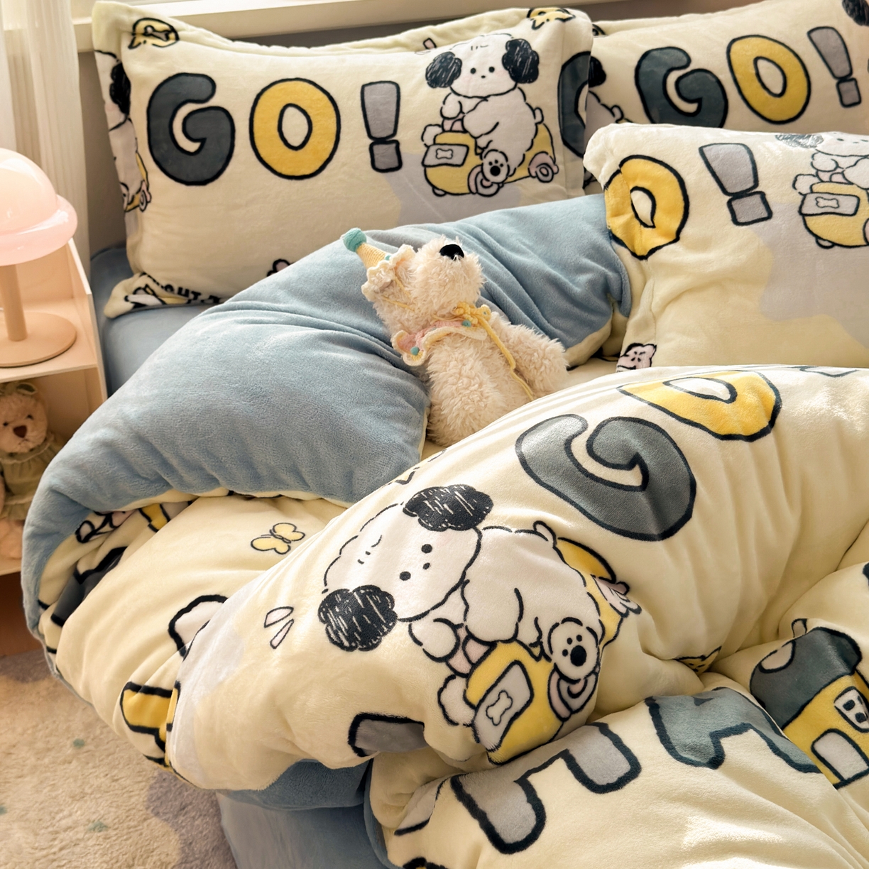 91家纺网 家纺一手货源 找家纺 铭宣 2025新款高克重牛奶绒印花保暖四件套床单床笠单被套款 字母狗