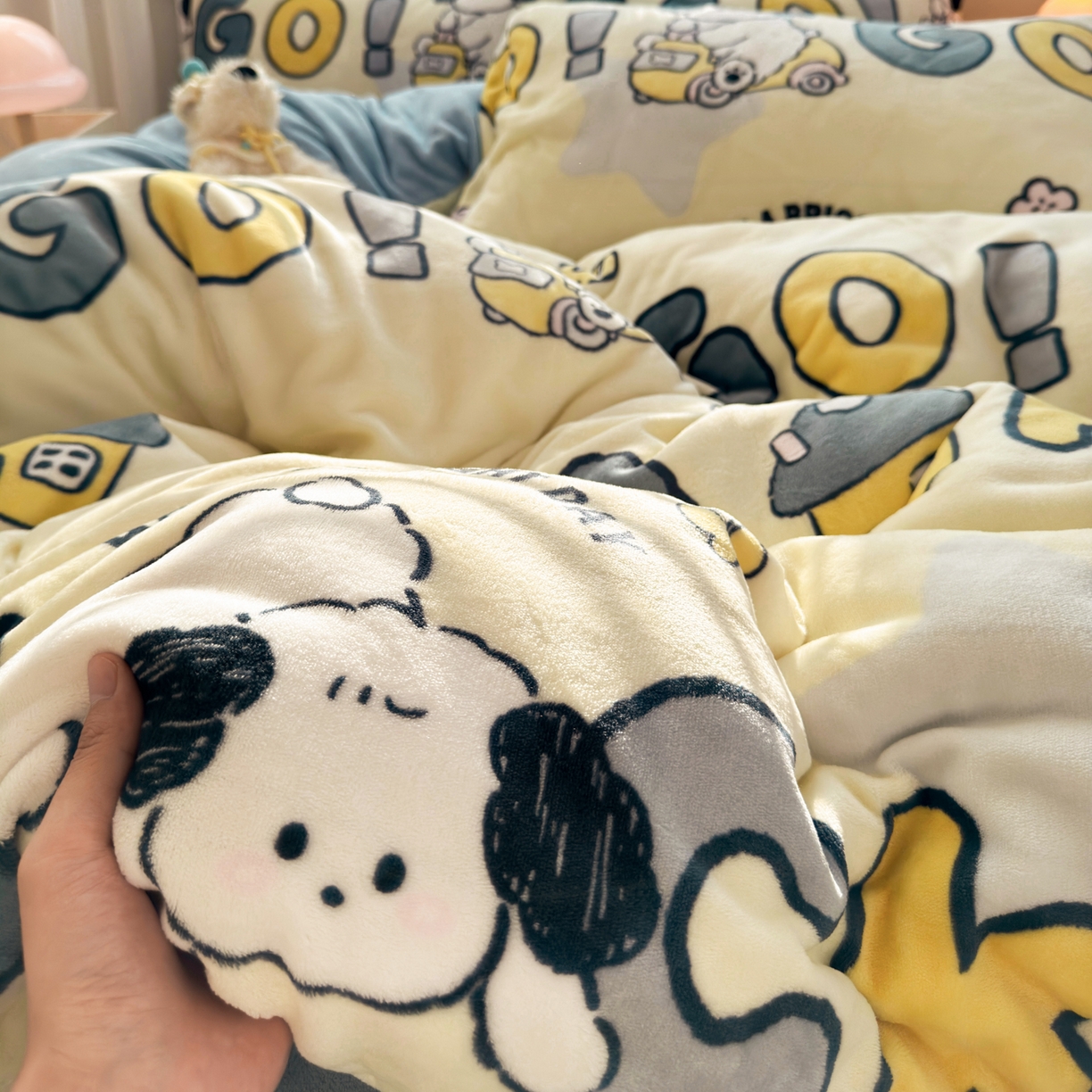 91家纺网 家纺一手货源 找家纺 铭宣 2025新款高克重牛奶绒印花保暖四件套床单床笠单被套款 字母狗