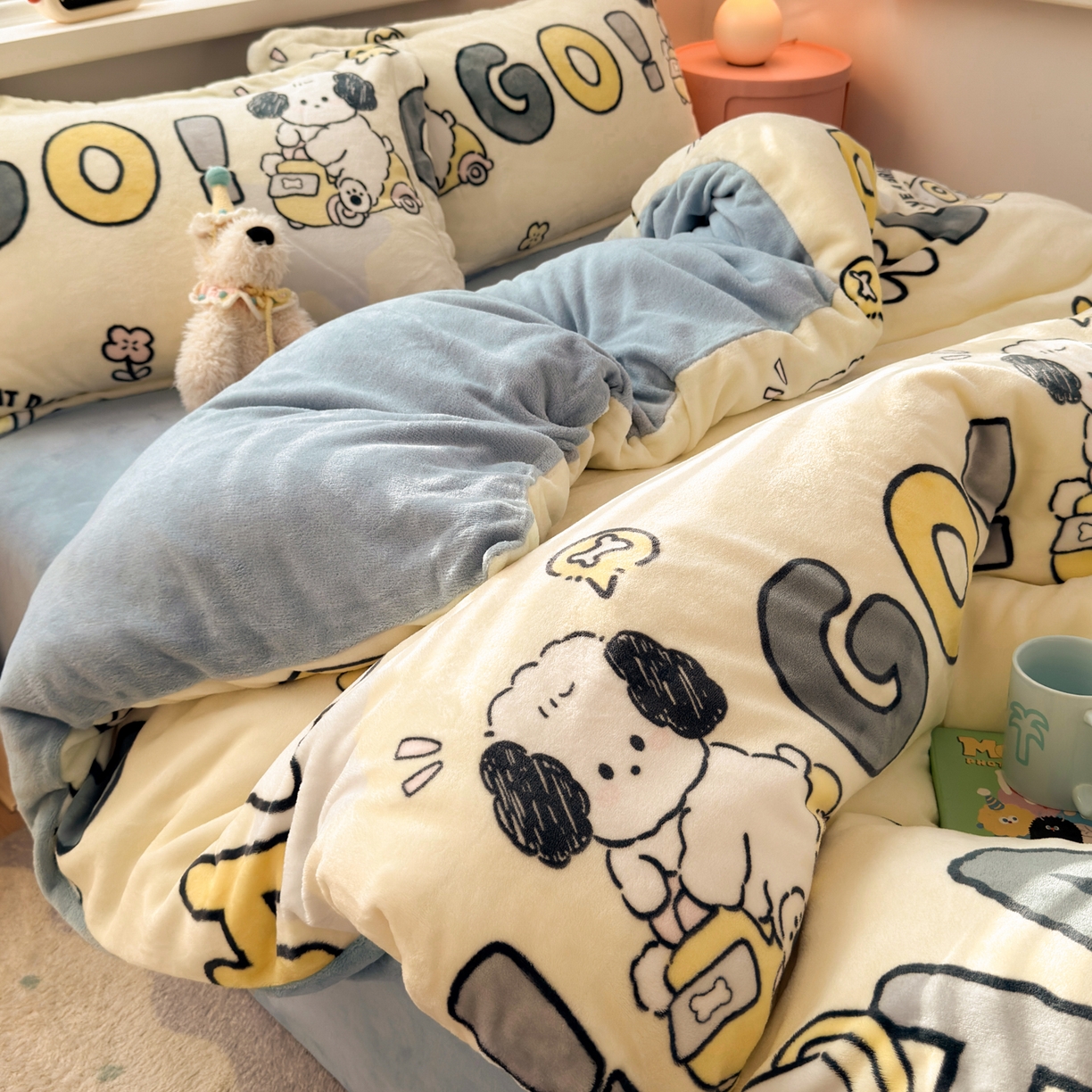 91家纺网 家纺一手货源 找家纺 铭宣 2025新款高克重牛奶绒印花保暖四件套床单床笠单被套款 字母狗