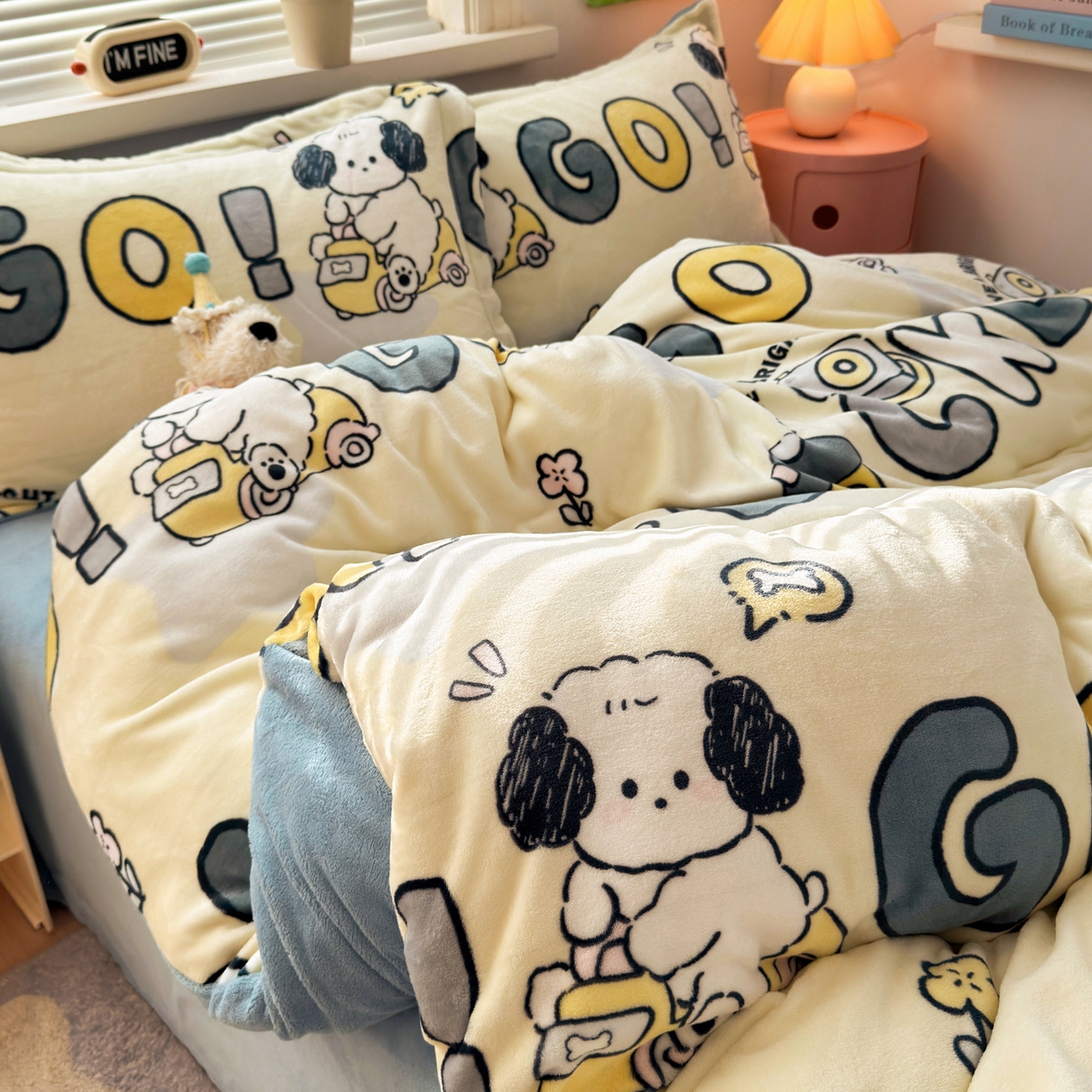 91家纺网 家纺一手货源 找家纺 铭宣 2025新款高克重牛奶绒印花保暖四件套床单床笠单被套款 字母狗