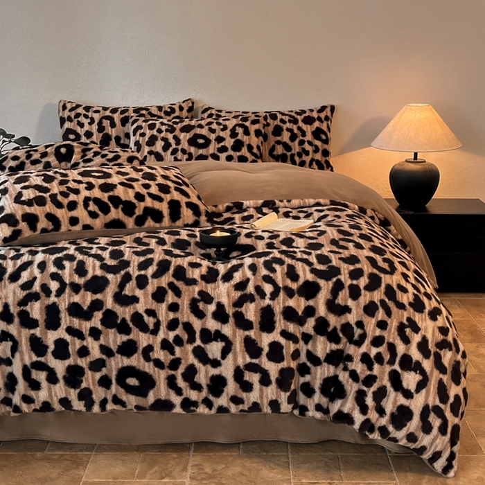 91家纺网 家纺一手货源 找家纺 子曰 2025新款美拉德高克重兔绒牛奶绒床盖款四件套 简约款-豹纹咖