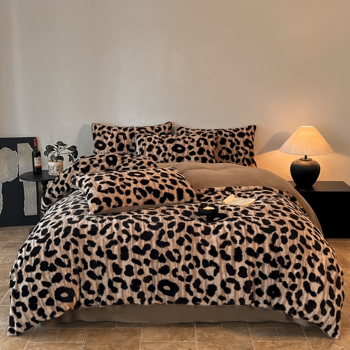 91家纺网 家纺一手货源 找家纺 子曰 2025新款美拉德高克重兔绒牛奶绒床盖款四件套 简约款-豹纹咖