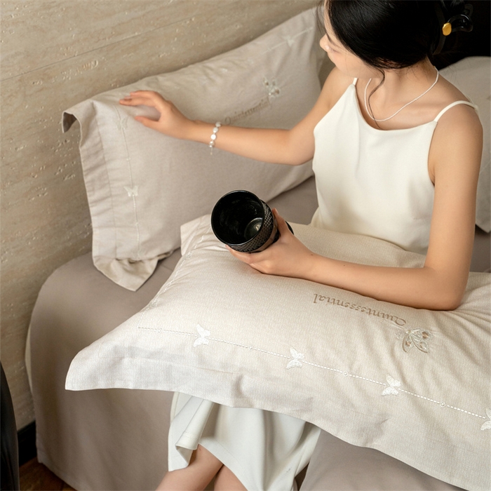 91家纺网 家纺一手货源 找家纺 红番天家居馆 （控价）2025新款全棉云柔棉磨毛+磨毛肌理纹+工艺款四件套-岚蝶（每款供货价的基础上一切活动券后+100） 岚蝶 杏子灰