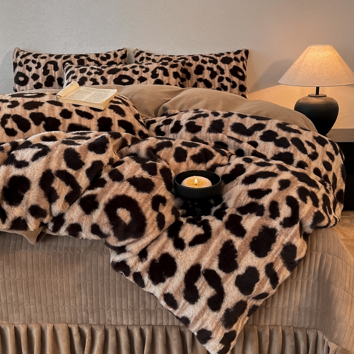 91家纺网 家纺一手货源 找家纺 子曰 2025新款美拉德高克重兔绒牛奶绒床盖款四件套 简约款-豹纹咖