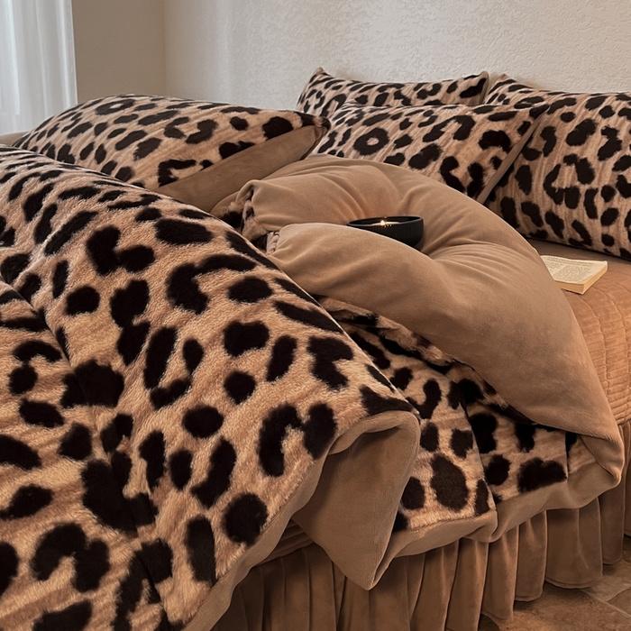 91家纺网 家纺一手货源 找家纺 子曰 2025新款美拉德高克重兔绒牛奶绒床盖款四件套 简约款-豹纹咖