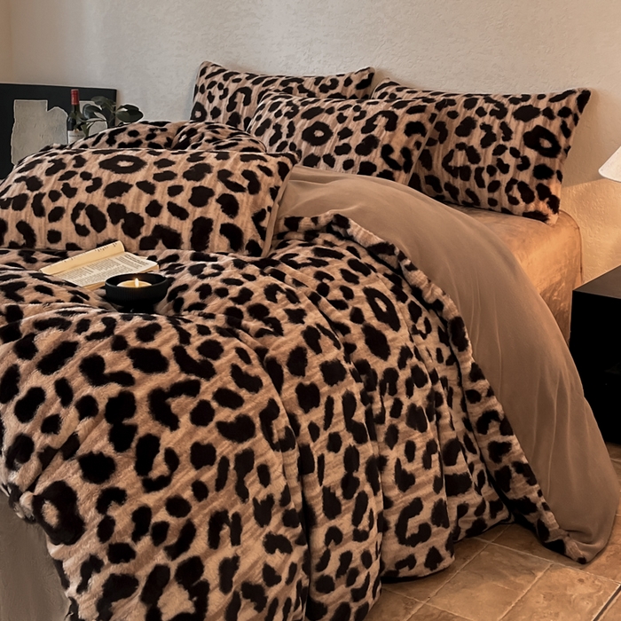 91家纺网 家纺一手货源 找家纺 子曰 2025新款美拉德高克重兔绒牛奶绒床盖款四件套 简约款-豹纹咖