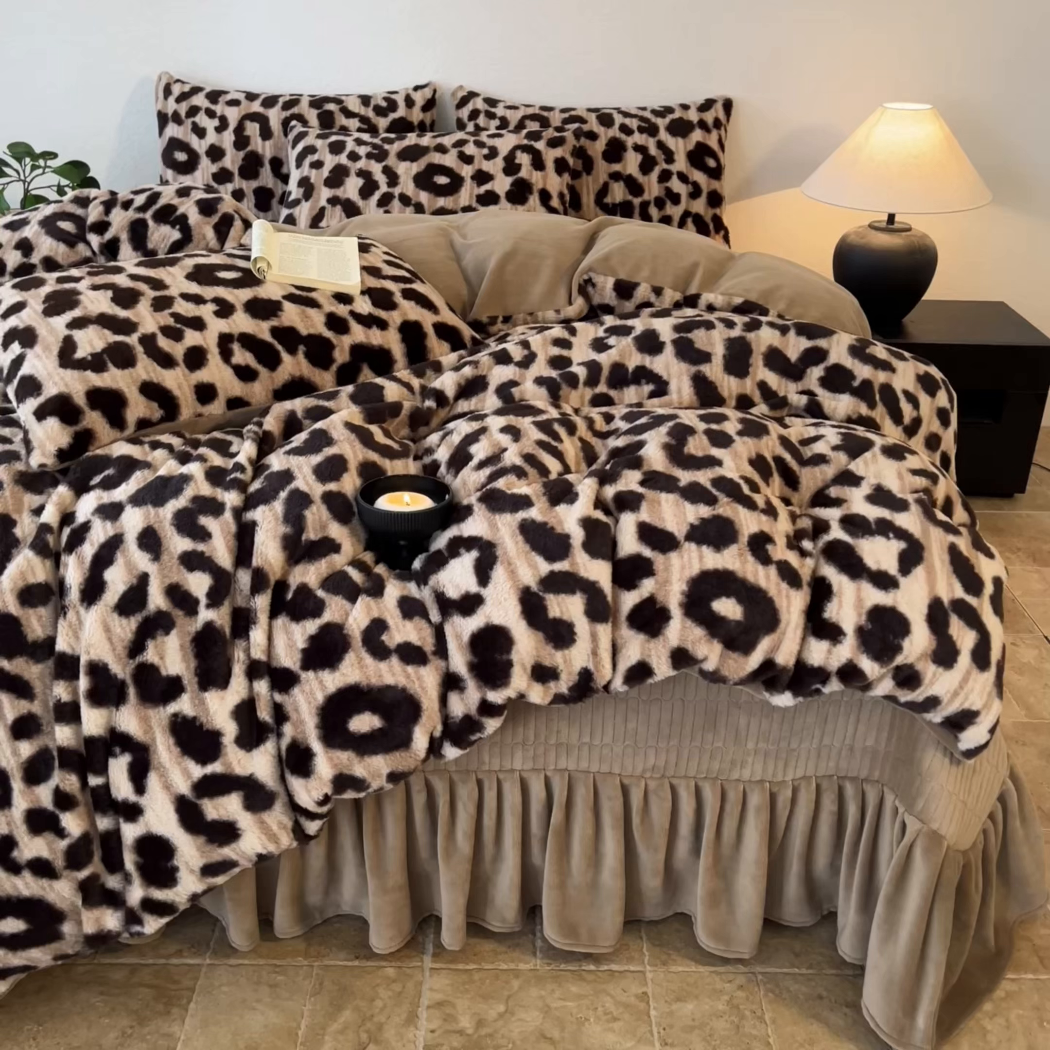 91家纺网 家纺一手货源 找家纺 子曰 2025新款美拉德高克重兔绒牛奶绒床盖款四件套 简约款-豹纹咖