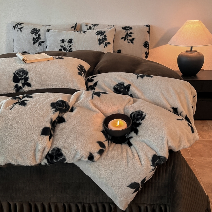 91家纺网 家纺一手货源 找家纺 子曰 2025新款美拉德高克重兔绒牛奶绒床盖款四件套 简约款-玫瑰(白)