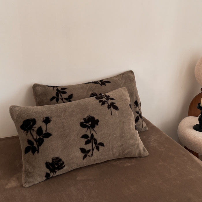 91家纺网 家纺一手货源 找家纺 子曰 2025新款美拉德高克重兔绒牛奶绒床盖款四件套 简约款-玫瑰(咖)