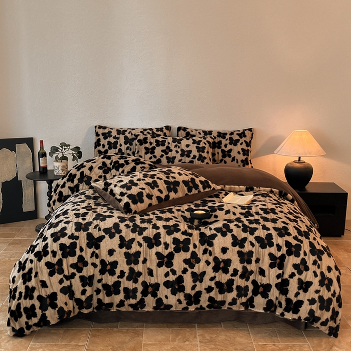 91家纺网 家纺一手货源 找家纺 子曰 2025新款美拉德高克重兔绒牛奶绒床盖款四件套 简约款-小蝴蝶