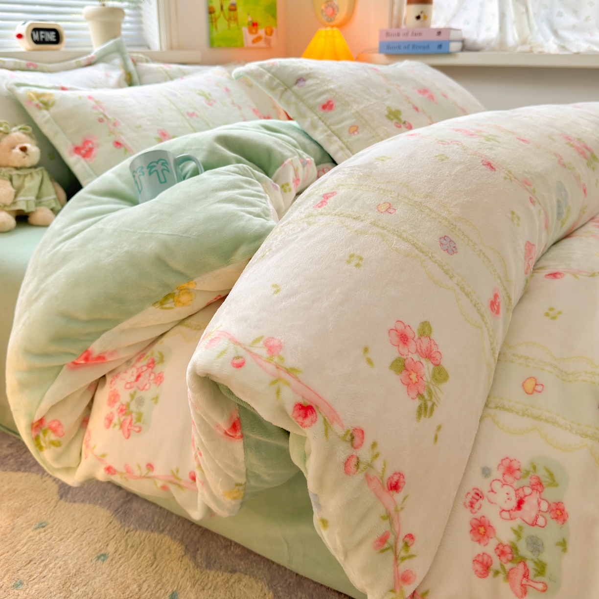 91家纺网 家纺一手货源 找家纺 铭宣 2025新款高克重牛奶绒印花保暖四件套床单床笠单被套款 爱丽丝花园