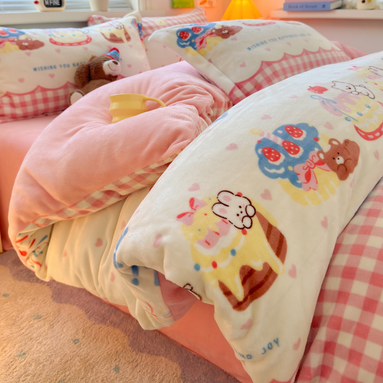 91家纺网 家纺一手货源 找家纺 铭宣 2025新款高克重牛奶绒印花保暖四件套床单床笠单被套款 生日派对