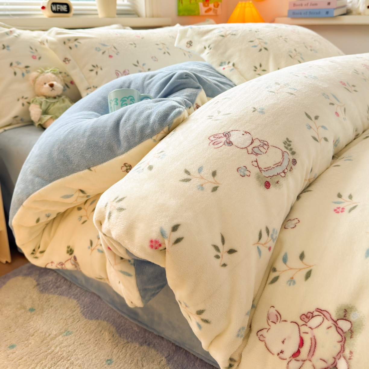 91家纺网 家纺一手货源 找家纺 铭宣 2025新款高克重牛奶绒印花保暖四件套床单床笠单被套款 童话小兔