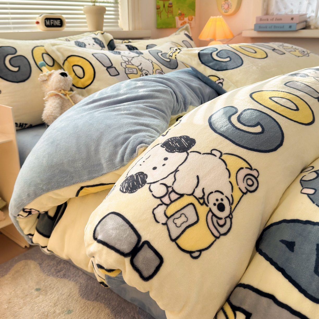 91家纺网 家纺一手货源 找家纺 铭宣 2025新款高克重牛奶绒印花保暖四件套床单床笠单被套款 字母狗