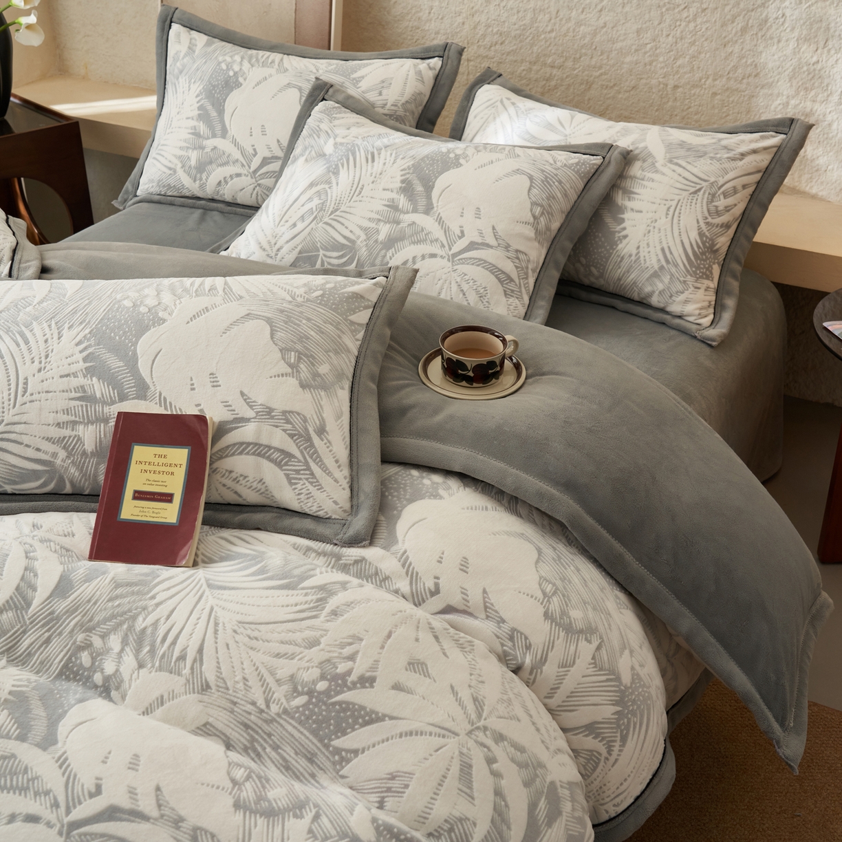 91家纺网 家纺一手货源 找家纺 子由家居 2025新款230g牛奶绒染色雕花可拆洗被套冬被 雕花被套-漫步花庭