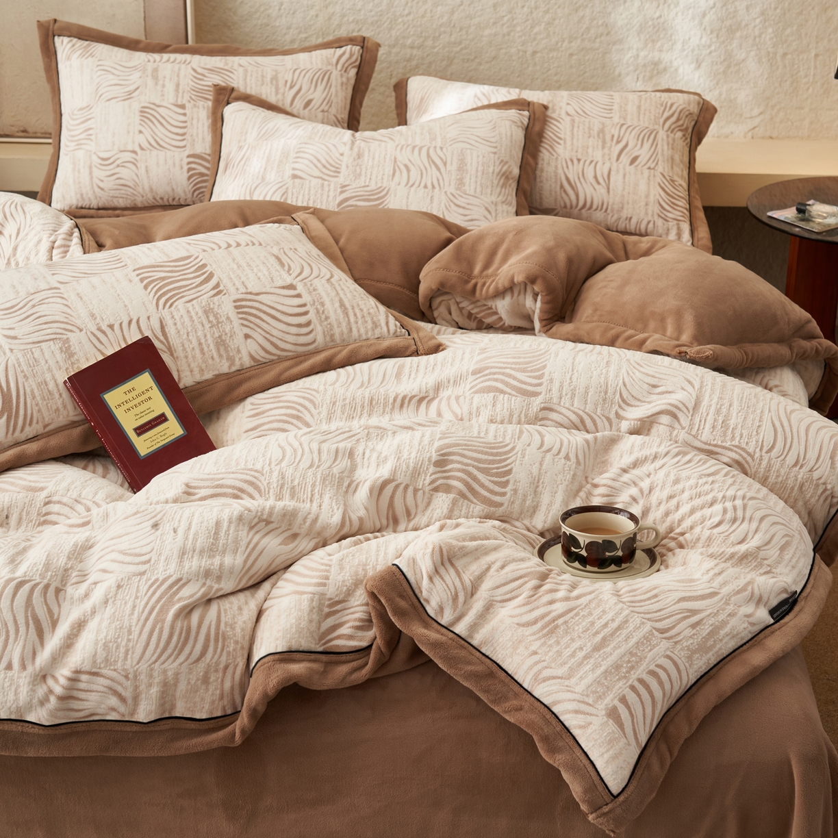 91家纺网 家纺一手货源 找家纺 子由家居 2025新款230g牛奶绒染色雕花可拆洗被套冬被 雕花被套-曲线肌理