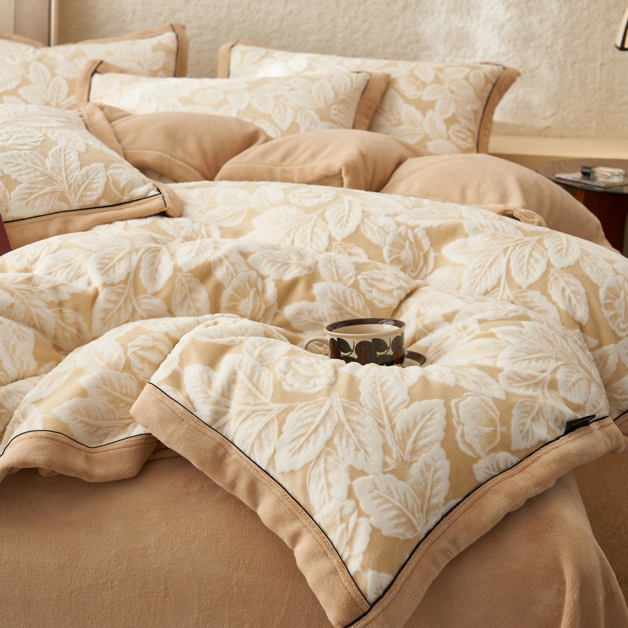 91家纺网 家纺一手货源 找家纺 子由家居 2025新款230g牛奶绒染色雕花可拆洗被套冬被 雕花被套-叶茂