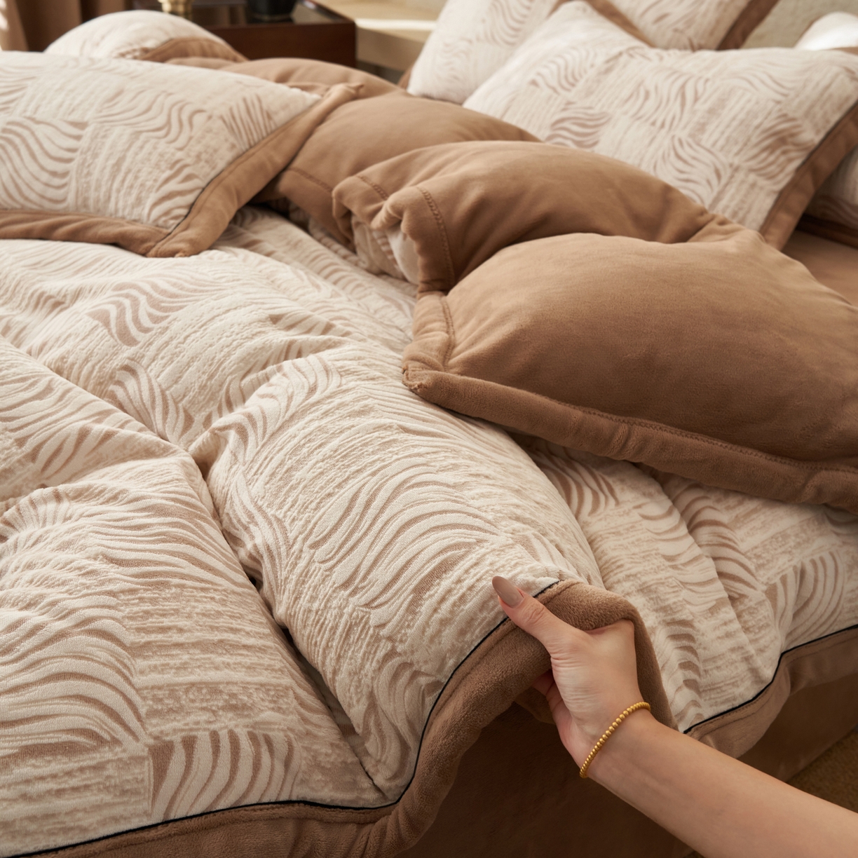 91家纺网 家纺一手货源 找家纺 子由家居 2025新款230g牛奶绒染色雕花可拆洗被套冬被 雕花被套-曲线肌理