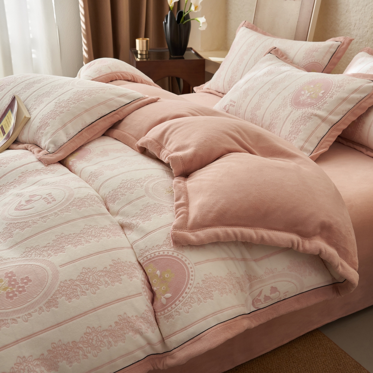 91家纺网 家纺一手货源 找家纺 子由家居 2025新款230g牛奶绒染色雕花可拆洗被套冬被 雕花被套-花境