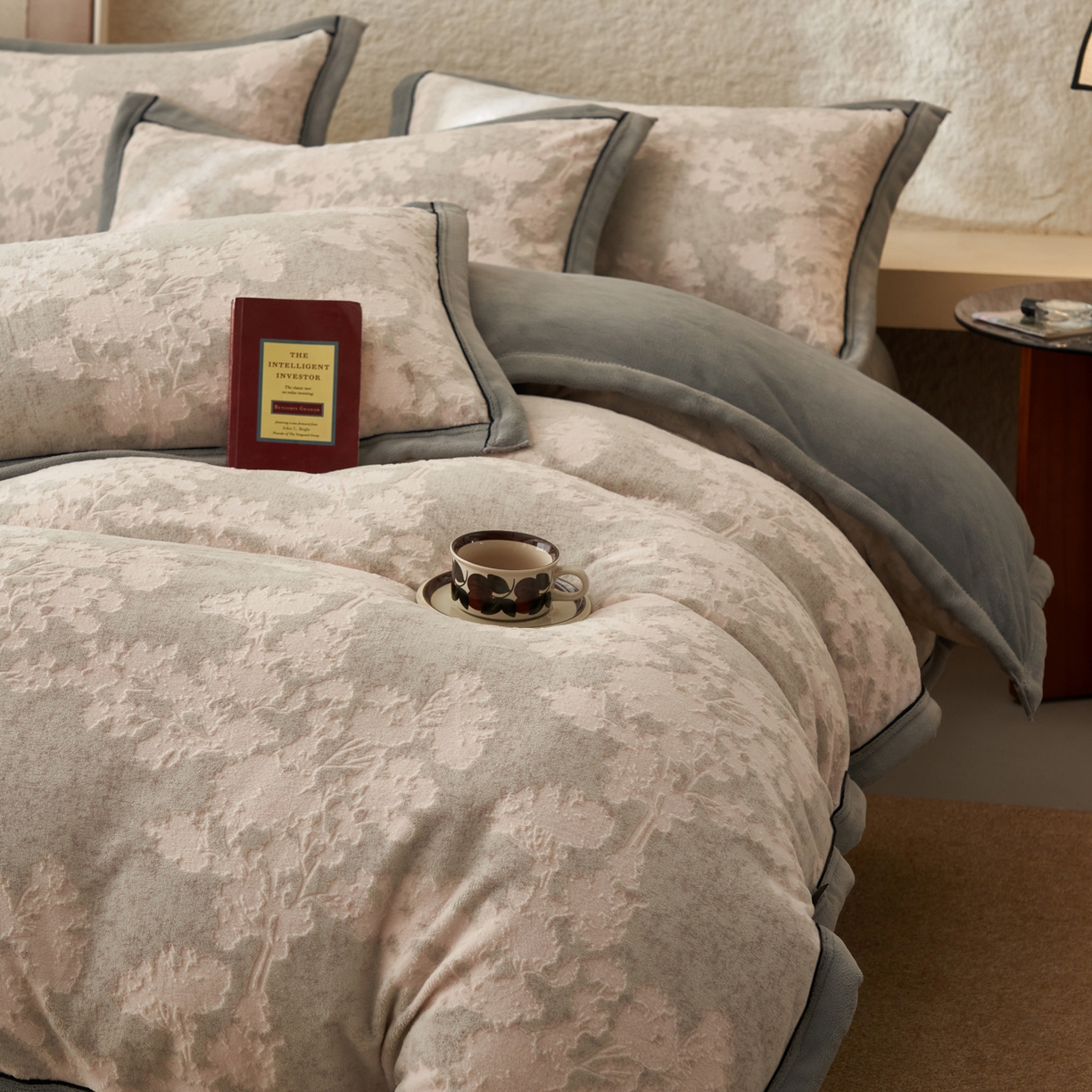 91家纺网 家纺一手货源 找家纺 （总）子由家居 2025新款230g牛奶绒染色雕花可拆洗被套冬被