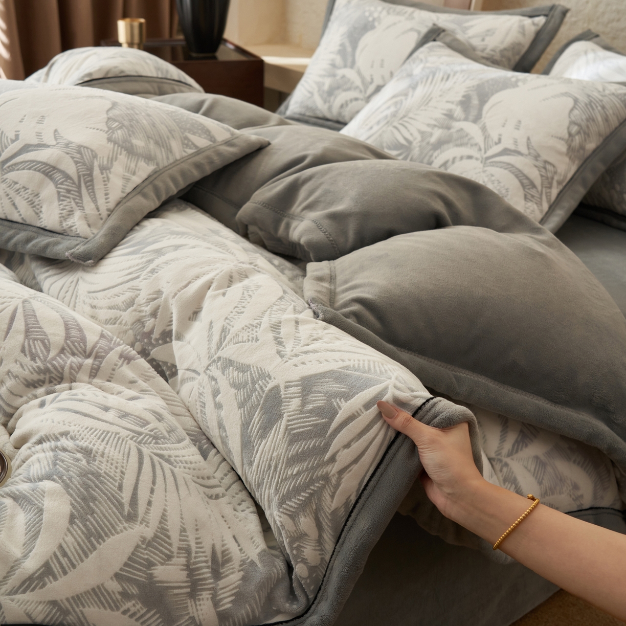 91家纺网 家纺一手货源 找家纺 子由家居 2025新款230g牛奶绒染色雕花可拆洗被套冬被 雕花被套-漫步花庭