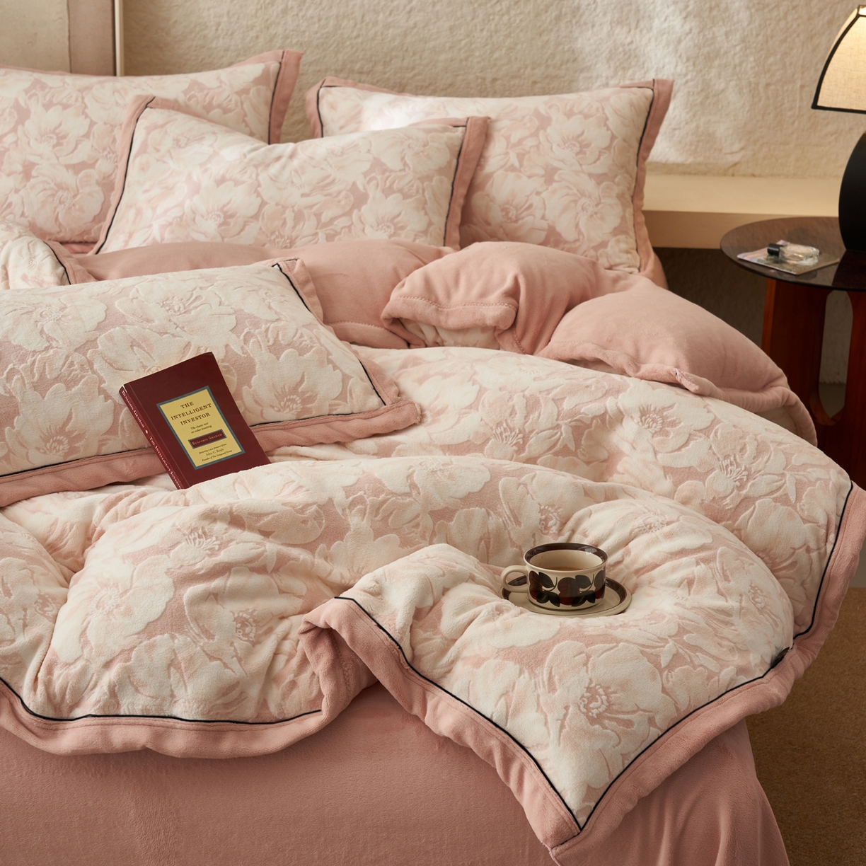 91家纺网 家纺一手货源 找家纺 子由家居 2025新款230g牛奶绒染色雕花可拆洗被套冬被 雕花被套-绽放